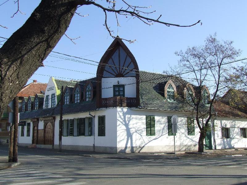 Gobe Csarda Hotel Oradea Exterior photo